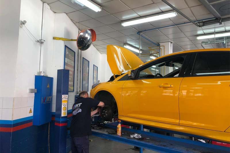 Sustitución de pastillas de freno ford